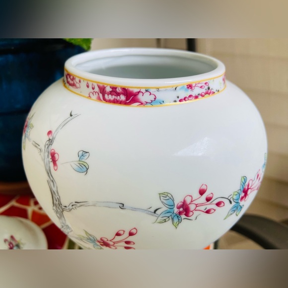 NWT Hand Painted Urn/Vessel Featuring Pheasants,Flowers,Foliage,Detailed Designs - Picture 6 of 16